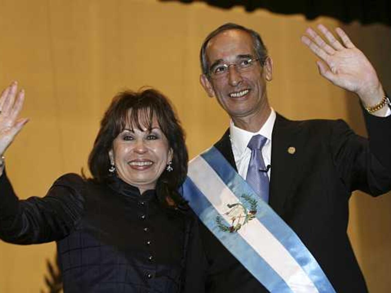 Guatemala's President Alvaro Colom and his wife, first lady Sandra Torres, wave after his inauguration in Guatemala City in this January 14, 2008 file photo. Torres tearily announced on March 24, 2011 she had divorced her husband President Colom for the sake of the nation, thereby hoping to skirt a law in Guatemala that blocks the president's relatives from running for office.    REUTERS/Daniel LeClair/Files (GUATEMALA - Tags: POLITICS PROFILE)