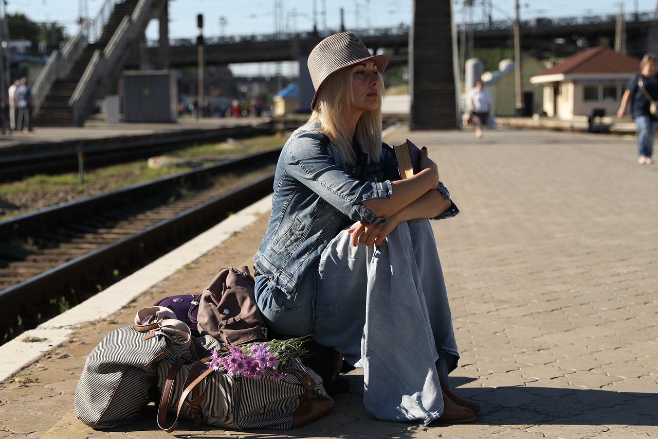 railway-station-4508071_1280