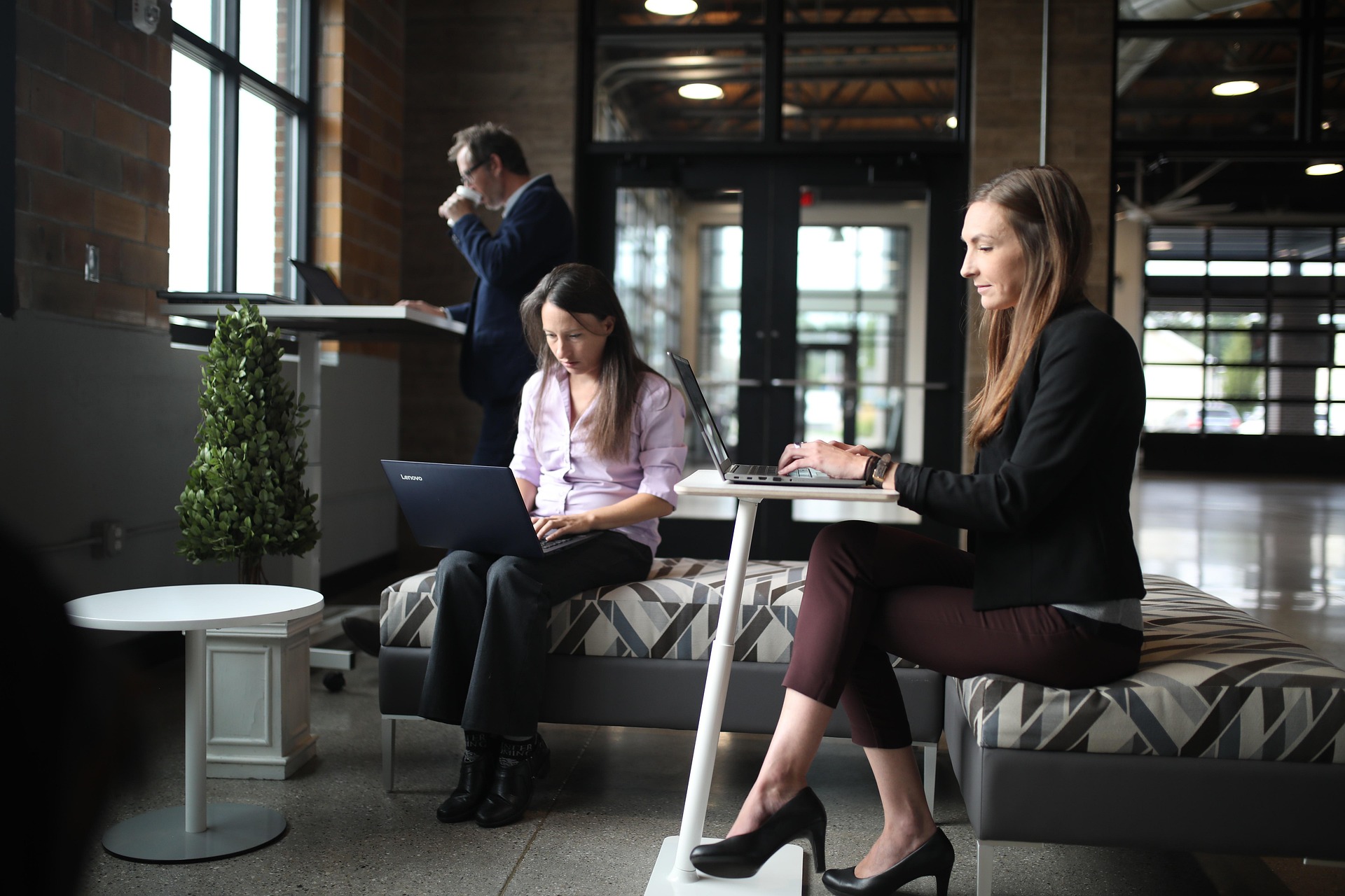 reallywellmadedesks-coworkers-6952916_1920